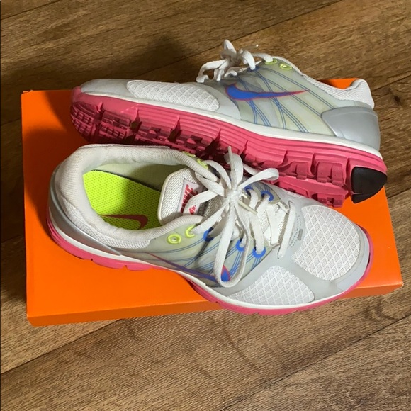 Nike - Picture 2 of 5